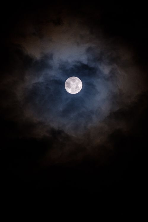 Pleine Lune Dans le Ciel Nocturne. Wallpaper in 3763x5645 Resolution