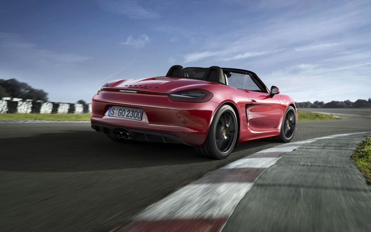 Chevrolet Camaro Rojo en la Carretera Durante el Día. Wallpaper in 2560x1600 Resolution