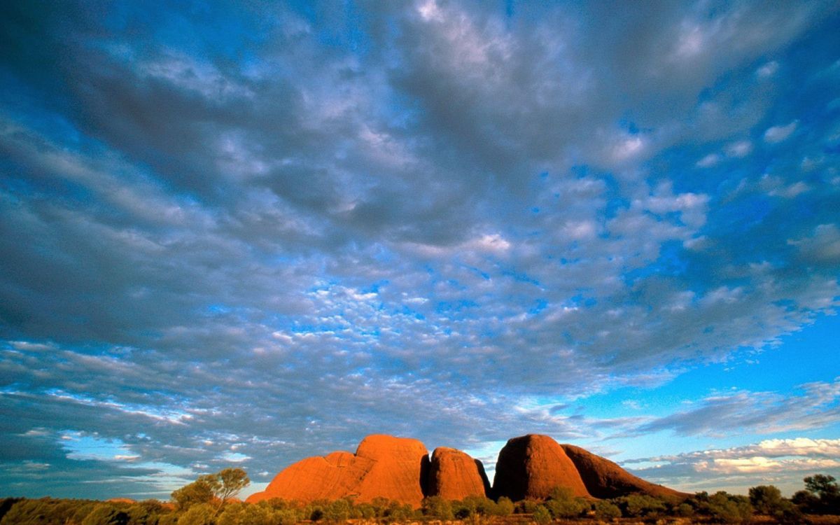 Montaña Rocosa Marrón Bajo un Cielo Azul y Nubes Blancas Durante el Día. Wallpaper in 2560x1600 Resolution