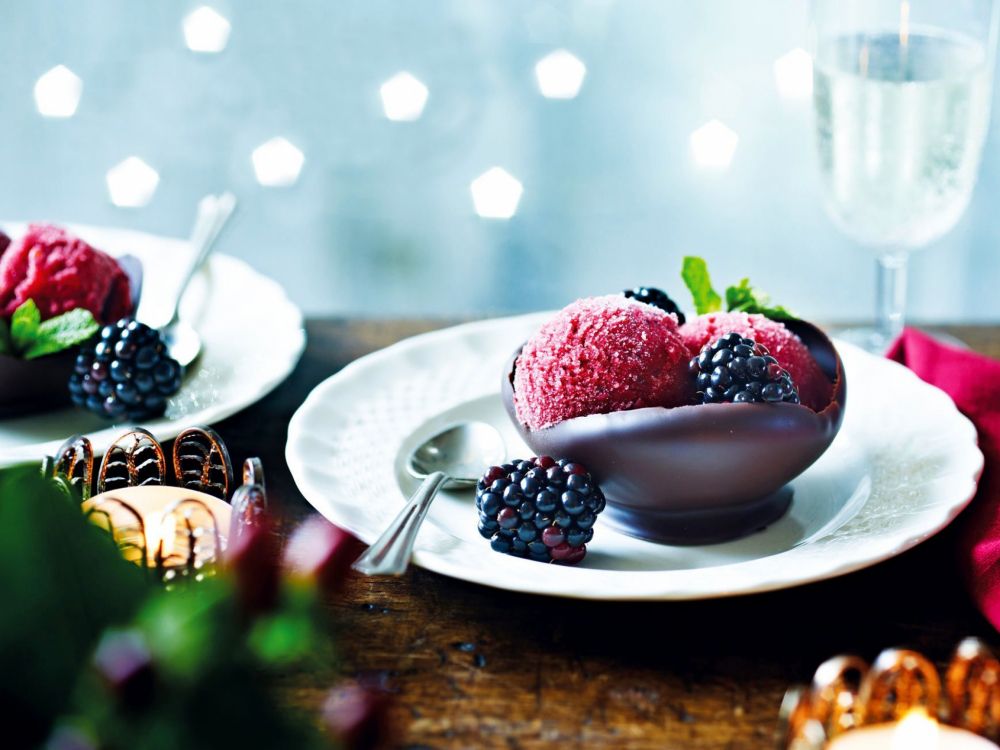 Framboise Rouge Sur Soucoupe en Céramique Blanche. Wallpaper in 2048x1536 Resolution