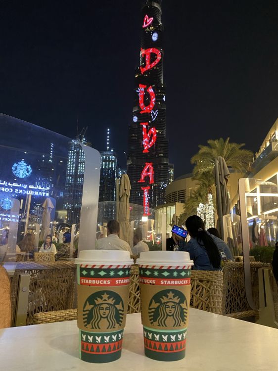 Dubaï, Burj Khalifa, Nouveau Logo Starbucks 2011, Décoration de Noël, Nuit. Wallpaper in 1536x2048 Resolution
