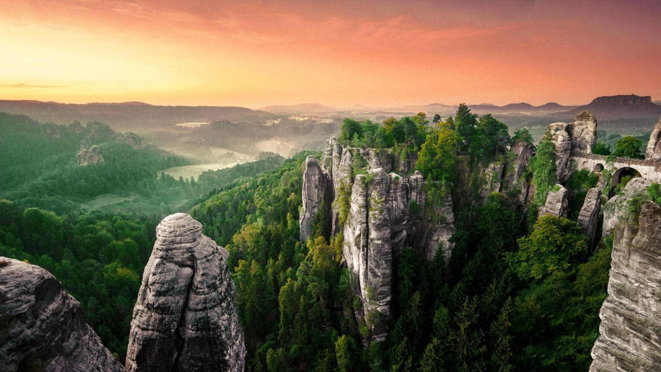 Grüner Und Grauer Berg Unter Orangem Himmel. Wallpaper in 3840x2160 Resolution