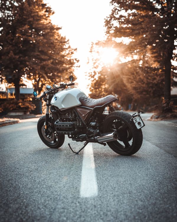Moto Cruiser Noir et Argent Sur Route Asphaltée Grise Pendant la Journée. Wallpaper in 4016x5020 Resolution