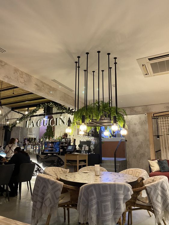 Innenarchitektur, Tischtuch, Möbel, Tabelle, Heimzubehör. Wallpaper in 1536x2048 Resolution