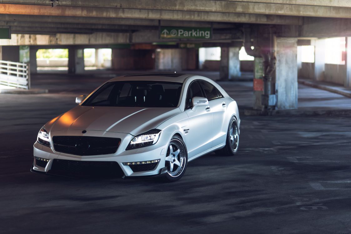 Mercedes Benz Coupe Blanco Estacionado en el Estacionamiento Durante el Día. Wallpaper in 5993x4001 Resolution