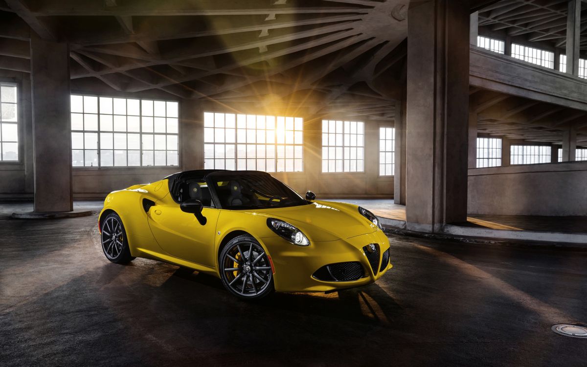 Ferrari 458 Italia Jaune Garée Dans le Bâtiment. Wallpaper in 2560x1600 Resolution