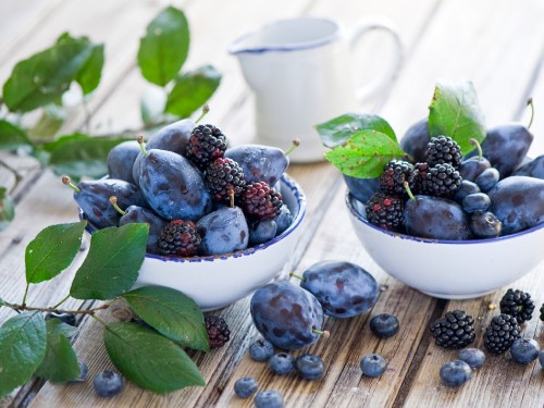 Image blue berries on white ceramic bowl