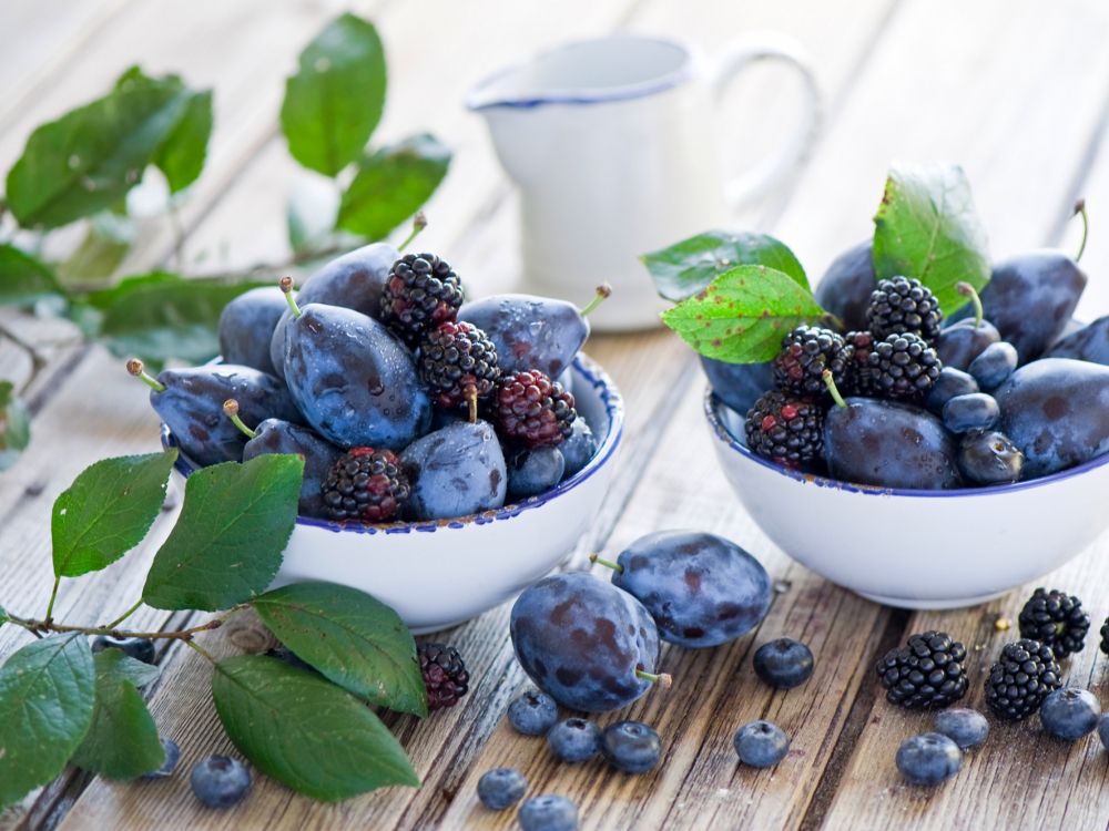 blue berries on white ceramic bowl