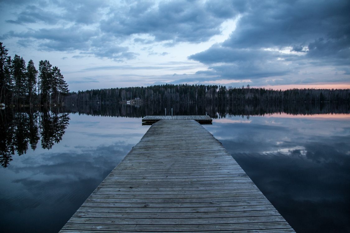 Quai en Bois Brun Sur le Lac Pendant la Journée. Wallpaper in 5616x3744 Resolution
