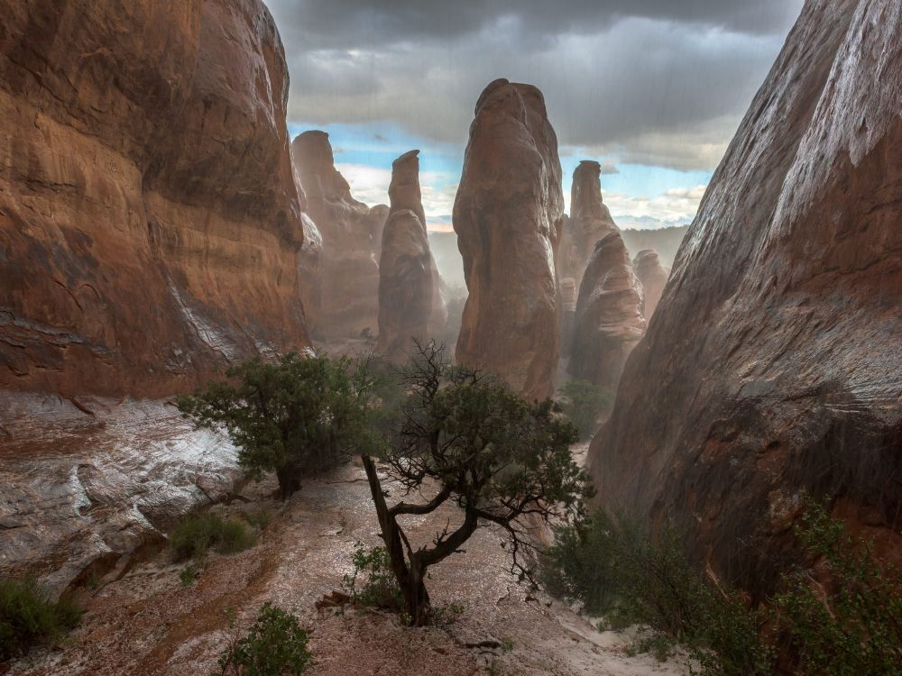 Formación de Roca Marrón Bajo un Cielo Azul Durante el Día. Wallpaper in 2560x1920 Resolution