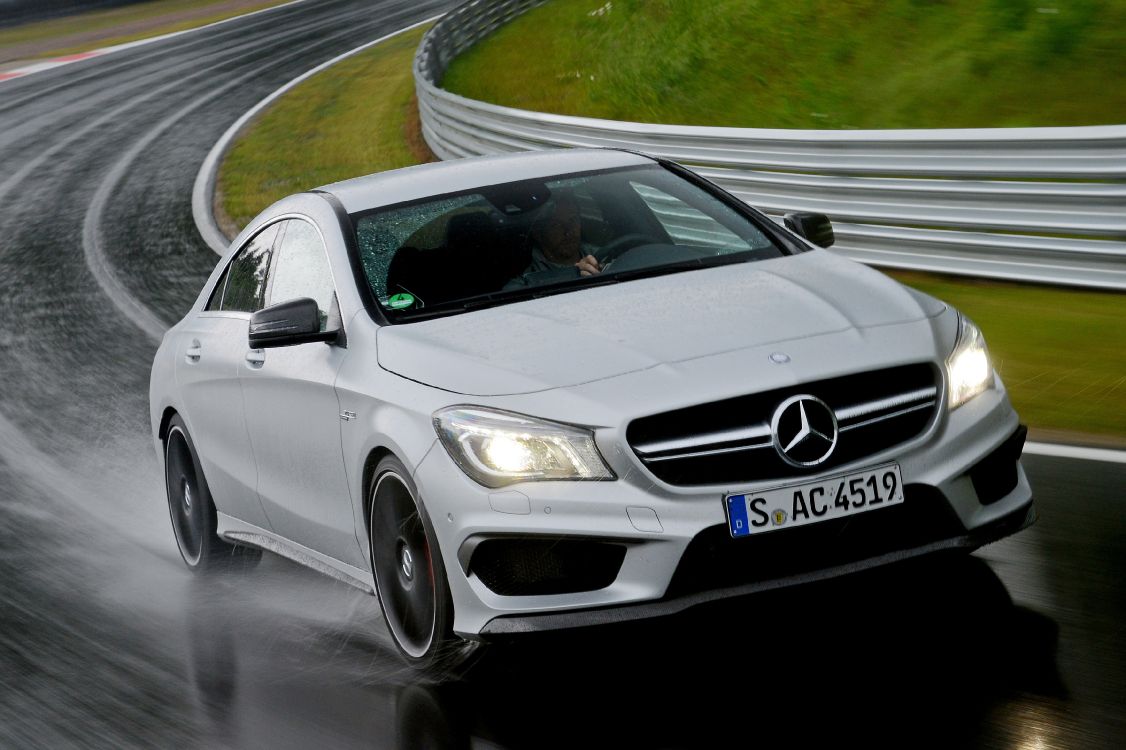 Weißes Mercedes Benz Coupé Tagsüber Unterwegs. Wallpaper in 3526x2348 Resolution