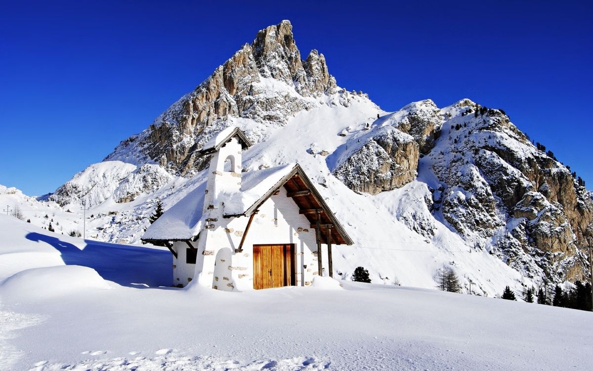 Braunes Holzhaus Auf Schneebedecktem Boden in Der Nähe Von Schneebedeckten Bergen Tagsüber During. Wallpaper in 3840x2400 Resolution