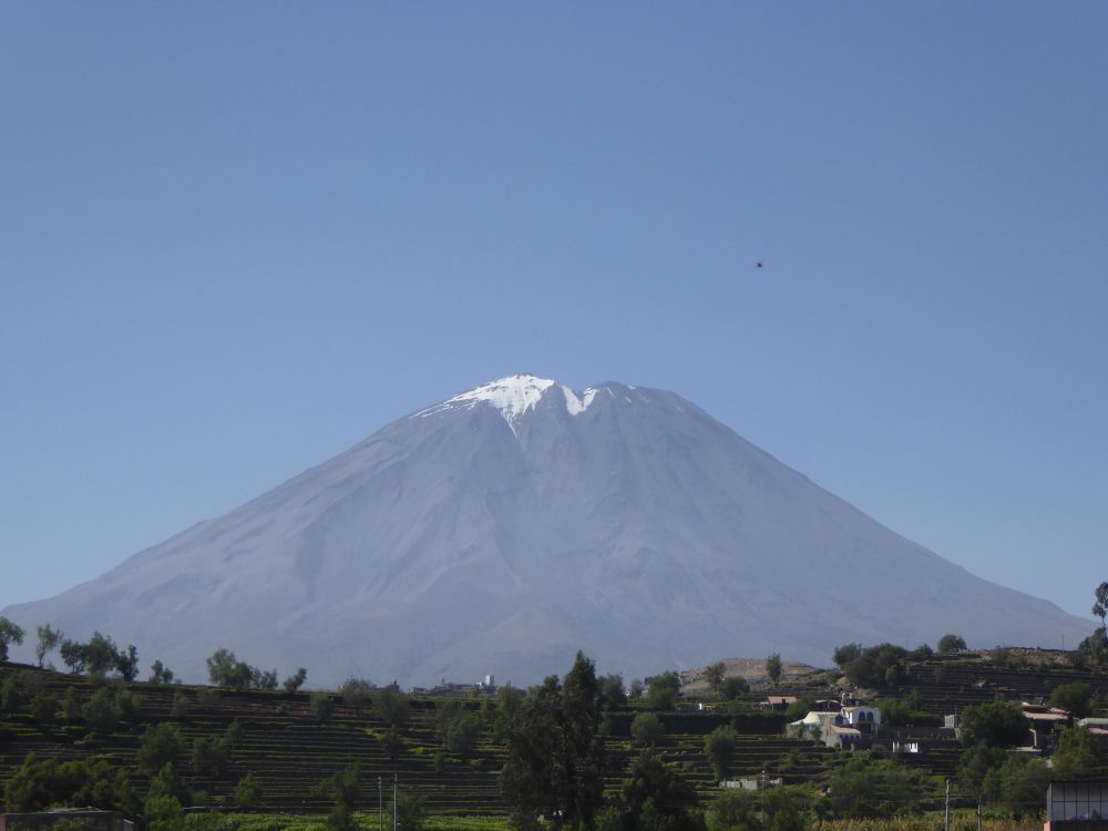 Montaña Cubierta de Nieve Bajo un Cielo Azul Durante el Día. Wallpaper in 3000x2250 Resolution