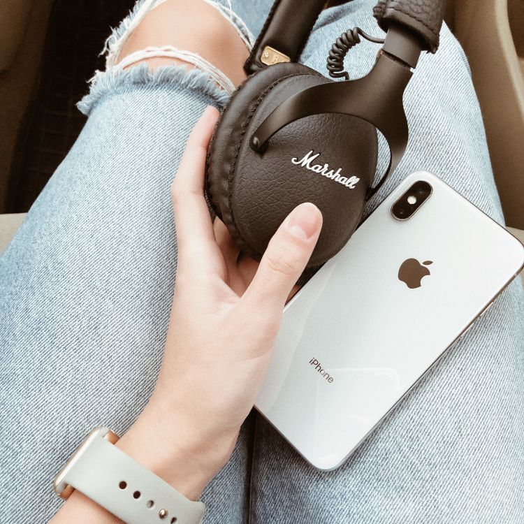 marshall, iPhone, marshall stack, headphones, finger