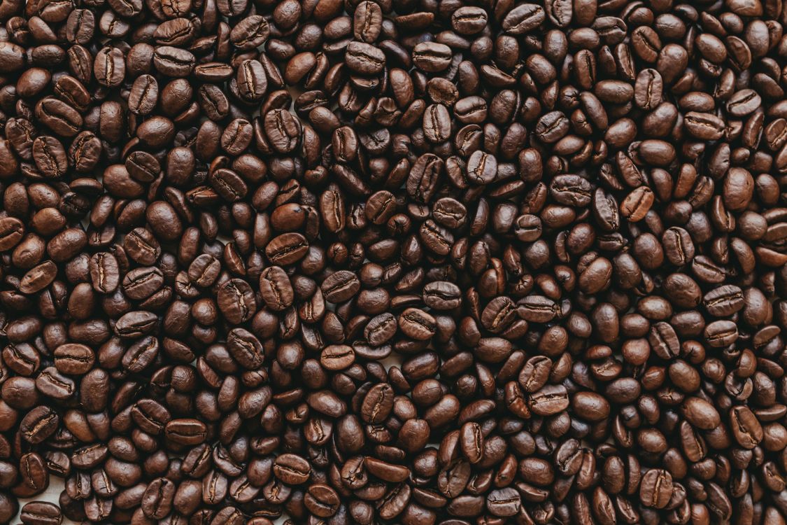 Granos de Café en la Superficie de Madera Marrón. Wallpaper in 5472x3648 Resolution