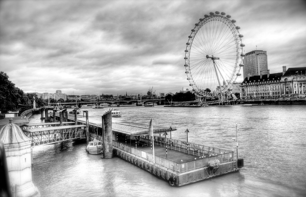 Photo en Niveaux de Gris D'une Grande Roue Près D'un Plan D'eau. Wallpaper in 3800x2450 Resolution
