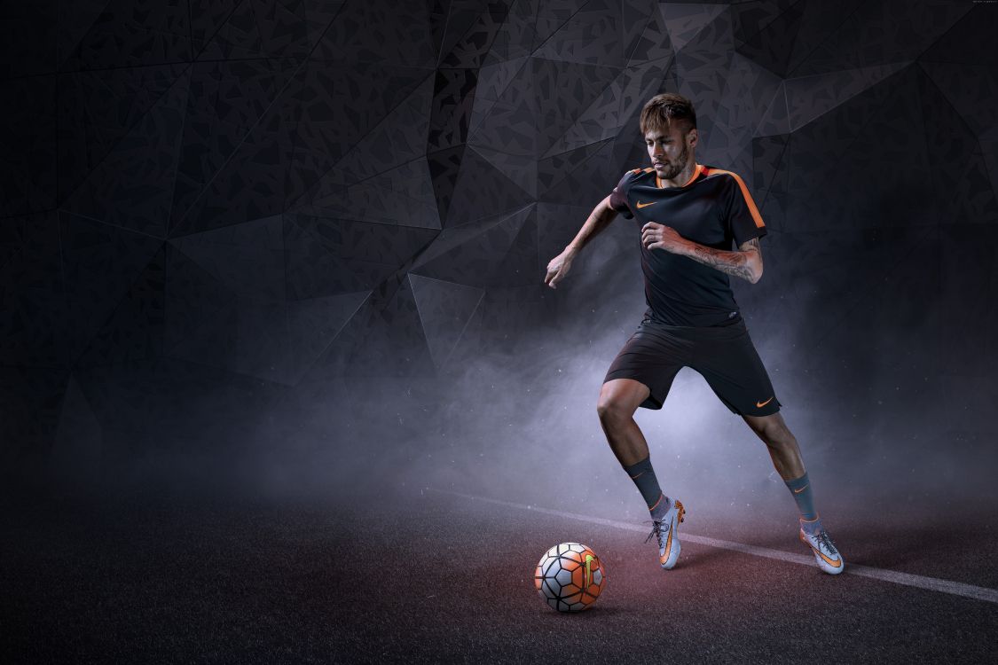 Homme en Maillot Noir et Short Jouant au Football. Wallpaper in 9600x6400 Resolution