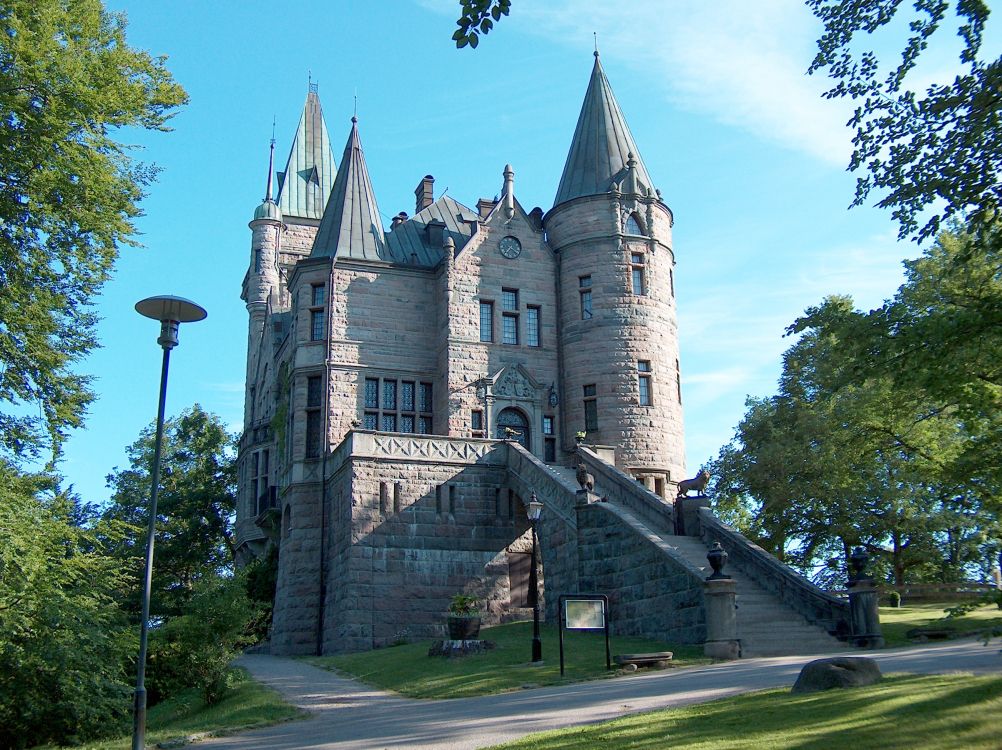Château en Béton Gris Sous Ciel Bleu Pendant la Journée. Wallpaper in 2608x1952 Resolution