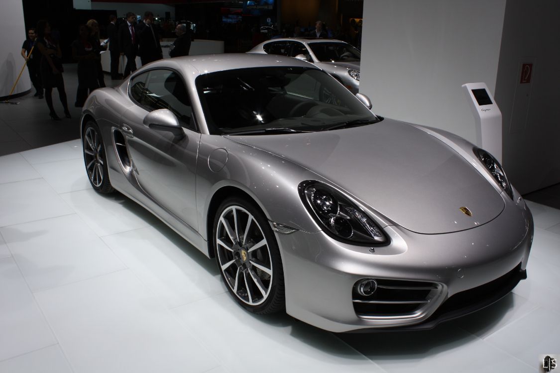 Porsche 911 Argentée Garée Dans Une Chambre. Wallpaper in 4272x2848 Resolution