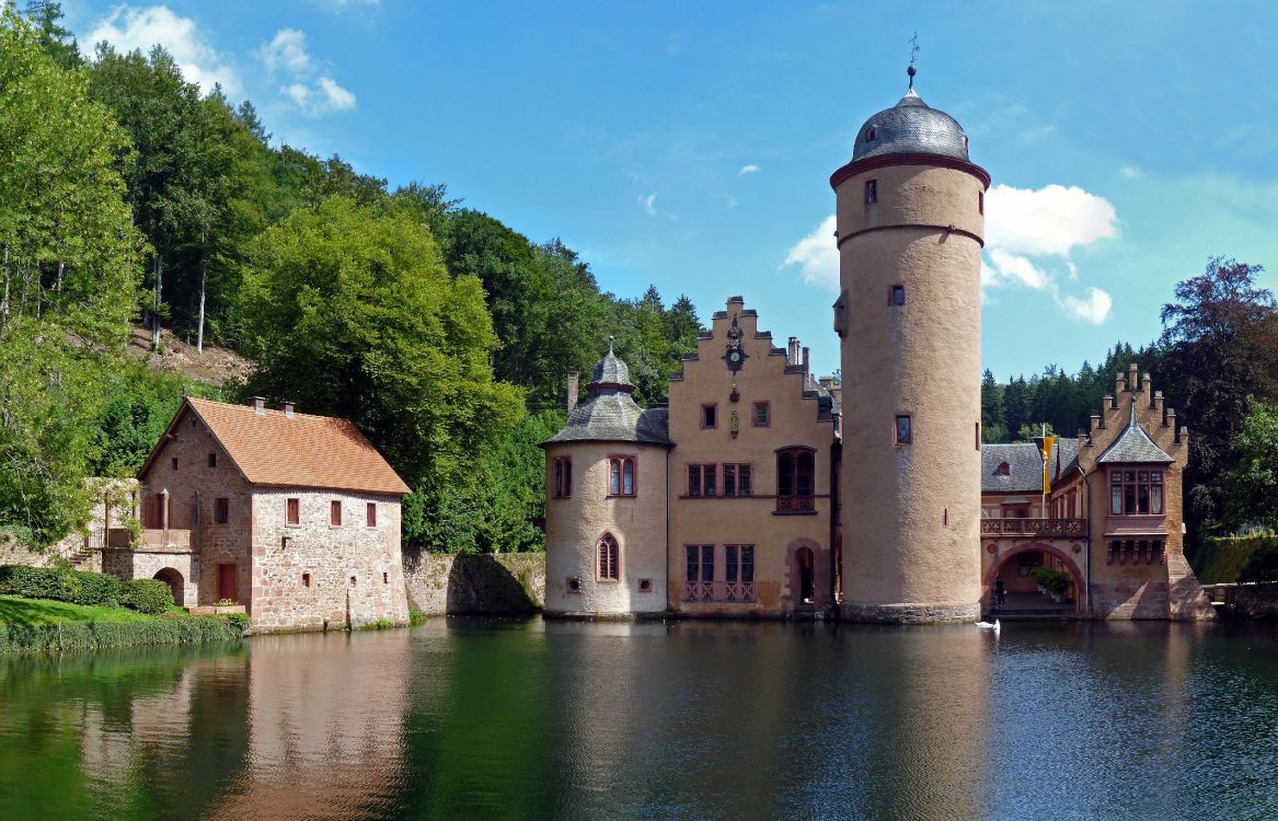 Bâtiment en Béton Brun à Côté de la Rivière Pendant la Journée. Wallpaper in 4873x3130 Resolution