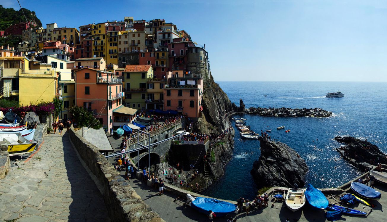 Bateau Bleu Sur un Plan D'eau Près de Bâtiments en Béton Pendant la Journée. Wallpaper in 6000x3446 Resolution