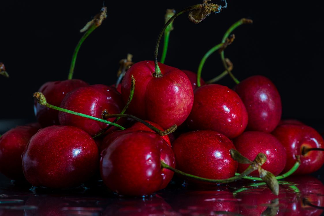 Cerise Rouge Sur Une Table en Bois Marron. Wallpaper in 6016x4016 Resolution