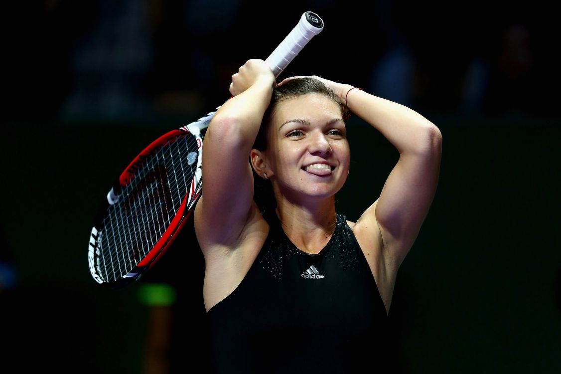 Femme en Débardeur Noir Tenant Une Raquette de Tennis Rouge et Blanc. Wallpaper in 2200x1465 Resolution