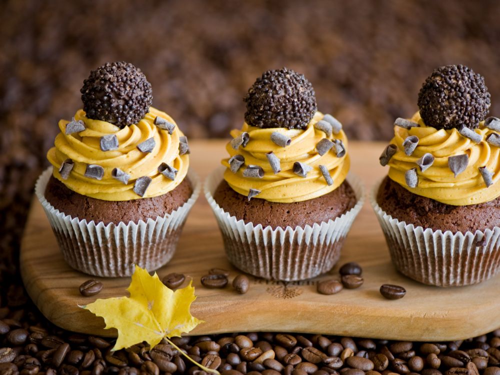 3 Cupcakes Auf Braunem Holztisch. Wallpaper in 2048x1536 Resolution