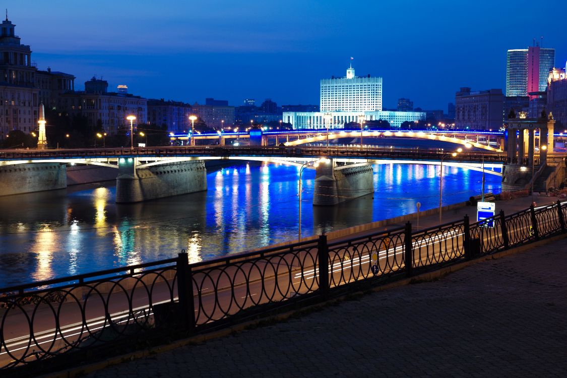 Brücke Über Den Fluss Während Der Nacht. Wallpaper in 4801x3200 Resolution