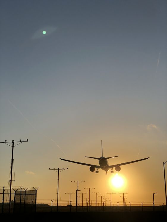 Flugreise, Verkehrsflugzeug, Fluggesellschaft, Atmosphäre, Luft-und Raumfahrttechnik. Wallpaper in 1536x2048 Resolution