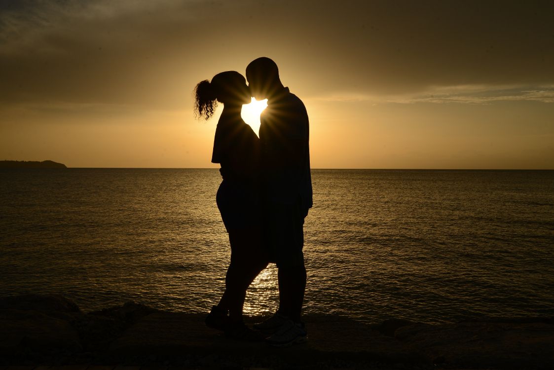 Kostenlose Hintergrundbilder Romantik Silhouette Ehepaar Kuss Umarmung Bilder Fur Ihren Desktop Und Fotos