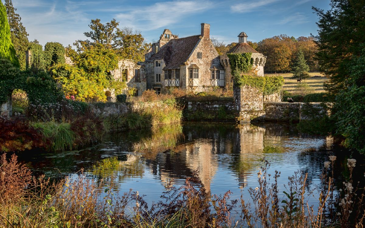 Bâtiment en Briques Brunes à Côté de la Rivière Sous Ciel Bleu Pendant la Journée. Wallpaper in 3840x2400 Resolution