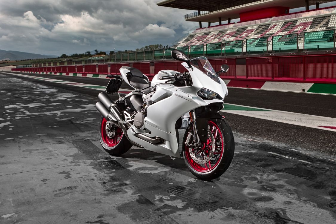 Bicicleta Deportiva Blanca Estacionada en el Estacionamiento Durante el Día. Wallpaper in 3000x2000 Resolution