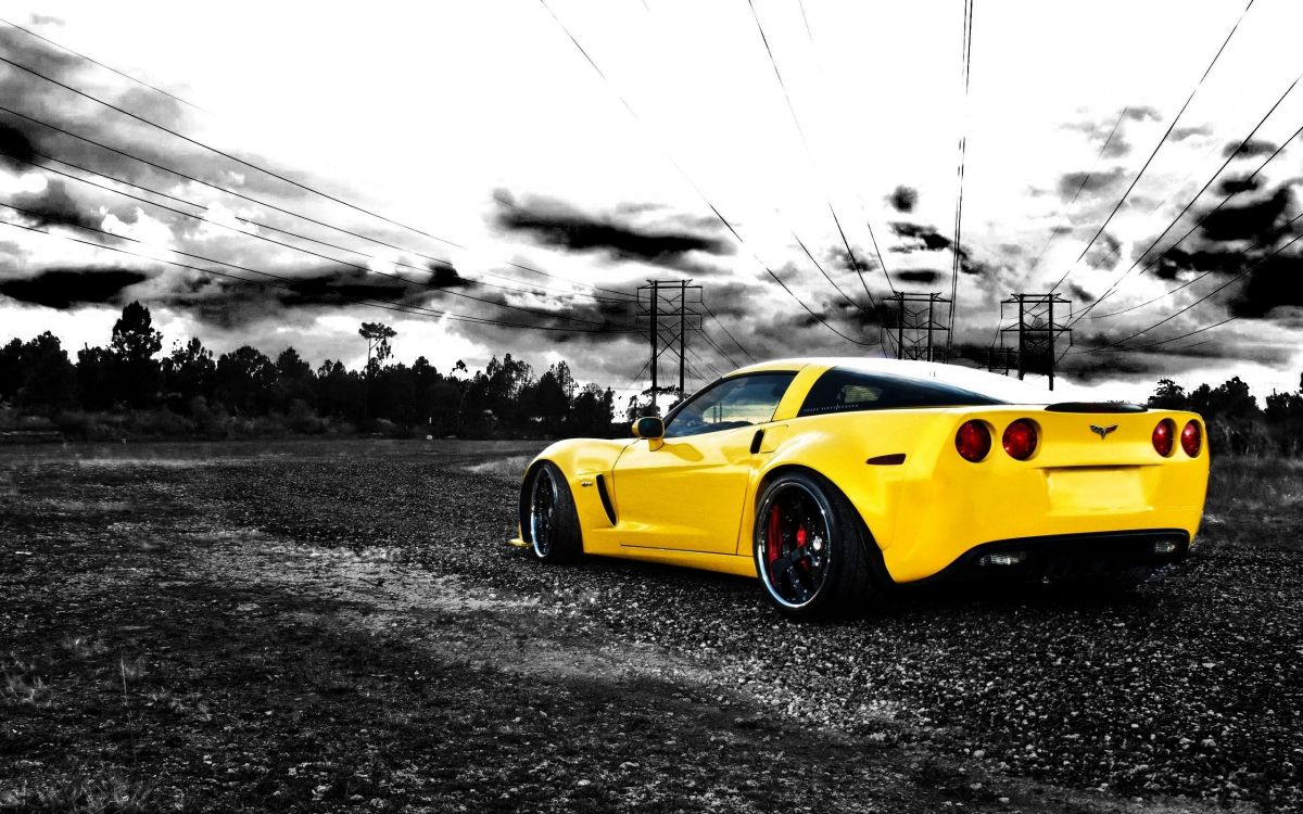 Coupé Jaune Sur Noir et Blanc. Wallpaper in 2560x1600 Resolution