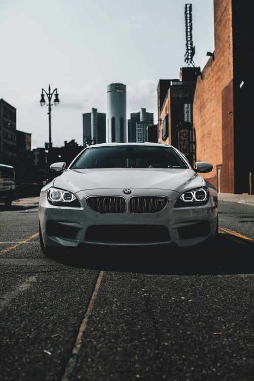 Weißer Bmw m 3 Tagsüber Auf Dem Bürgersteig Geparkt. Wallpaper in 4389x6583 Resolution