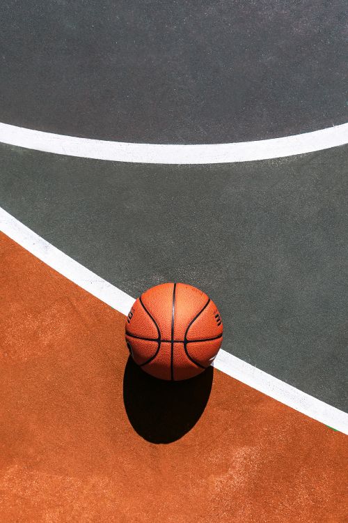 Basketball Auf Blau-weißem Basketballplatz. Wallpaper in 3130x4695 Resolution