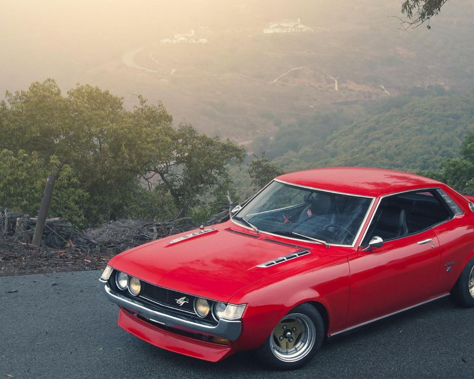 Coupé Rouge Sur Route Asphaltée Grise Pendant la Journée. Wallpaper in 5120x4096 Resolution