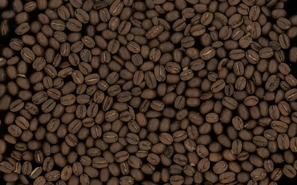 Granos de Café en la Superficie de Madera Marrón. Wallpaper in 2560x1600 Resolution