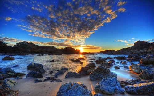 Image rocky shore with a view of sunset