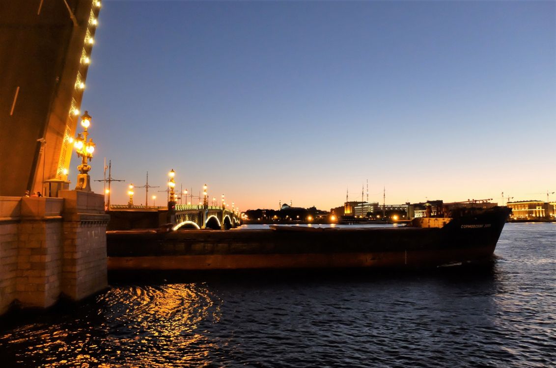 Plan D'eau Près Des Bâtiments de la Ville Pendant la Nuit. Wallpaper in 2560x1695 Resolution