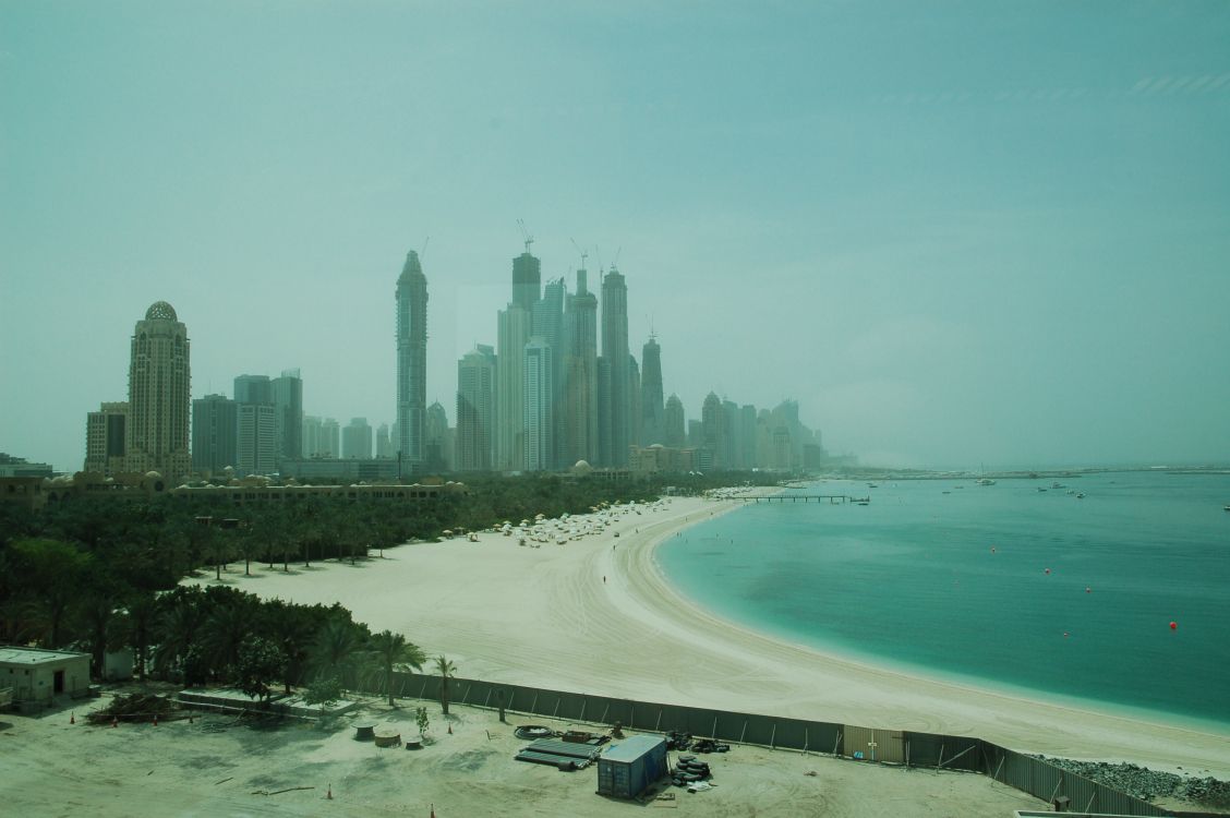 Immeubles de Grande Hauteur Près de la Mer Pendant la Journée. Wallpaper in 3008x2000 Resolution