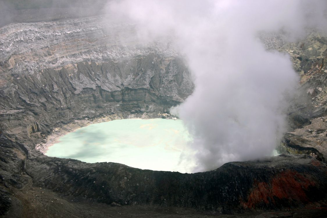 Schwarzer Berg Mit Weißen Wolken. Wallpaper in 3072x2048 Resolution