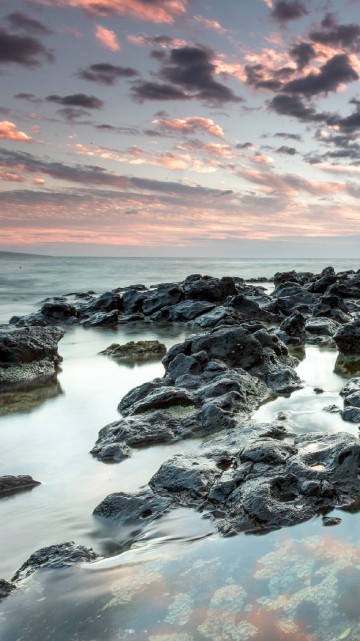 Image rocky shore under cloudy sky during daytime