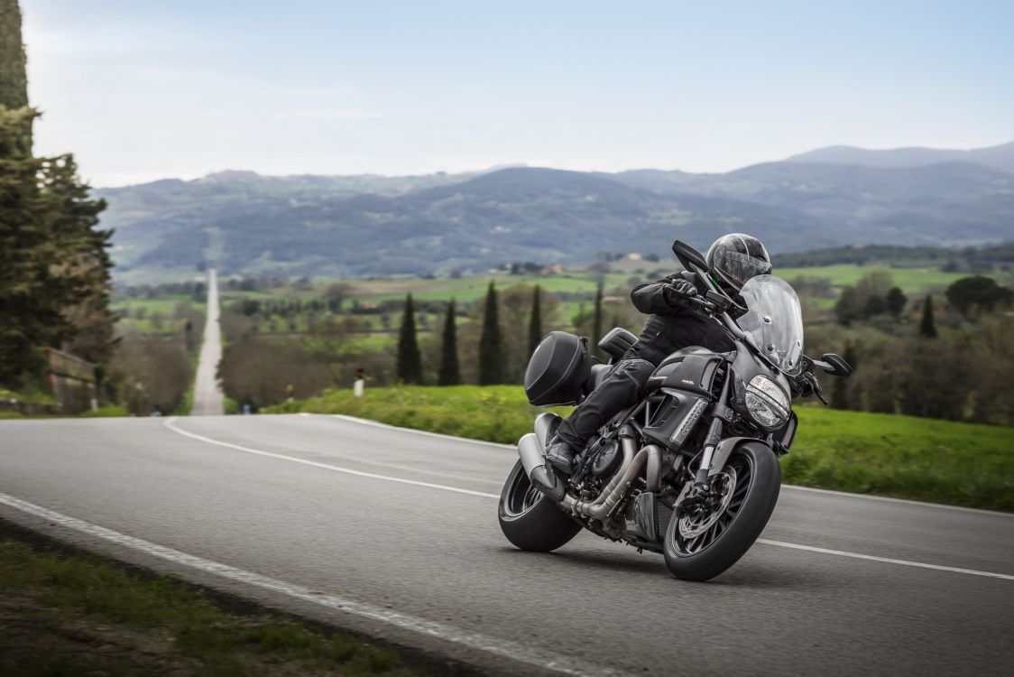 Motocicleta Negra en la Carretera Durante el Día. Wallpaper in 2048x1366 Resolution