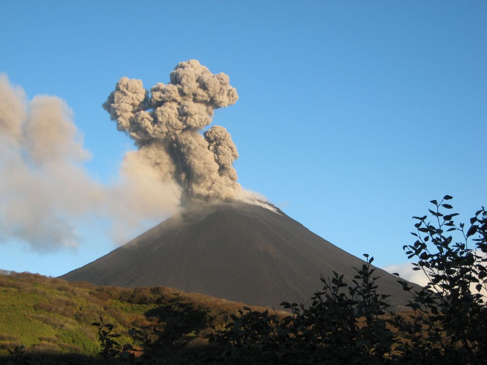 Tagsüber Braun-weißer Berg Unter Blauem Himmel Sky. Wallpaper in 3072x2304 Resolution
