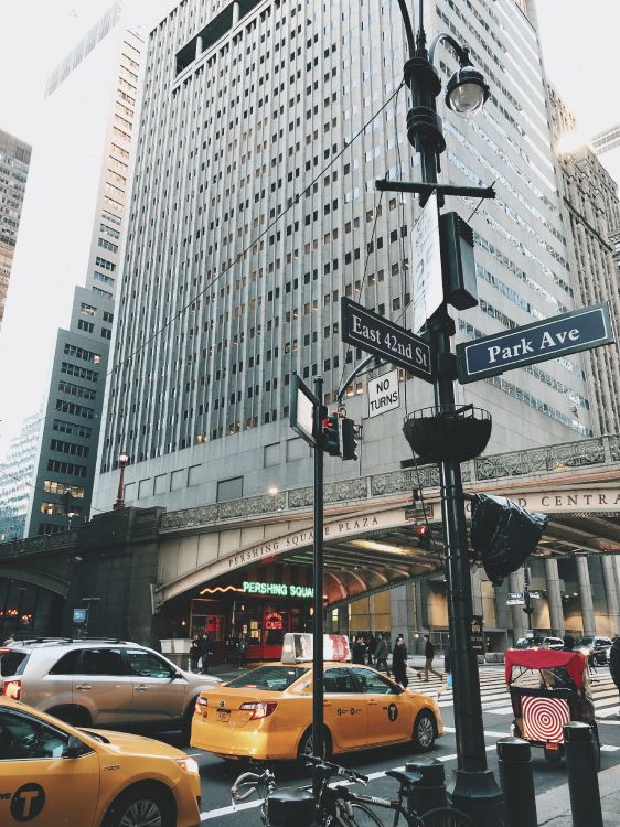 Autos Auf Der Straße in Der Nähe Von Hochhäusern Tagsüber. Wallpaper in 3025x4032 Resolution