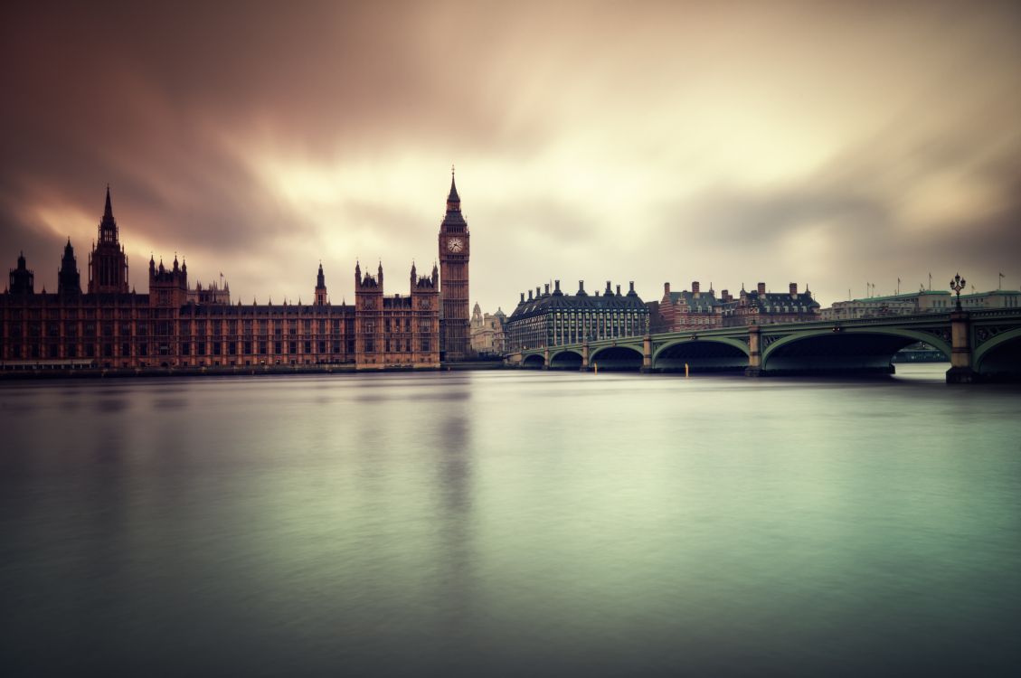Big Ben Sous Ciel Gris. Wallpaper in 3312x2200 Resolution