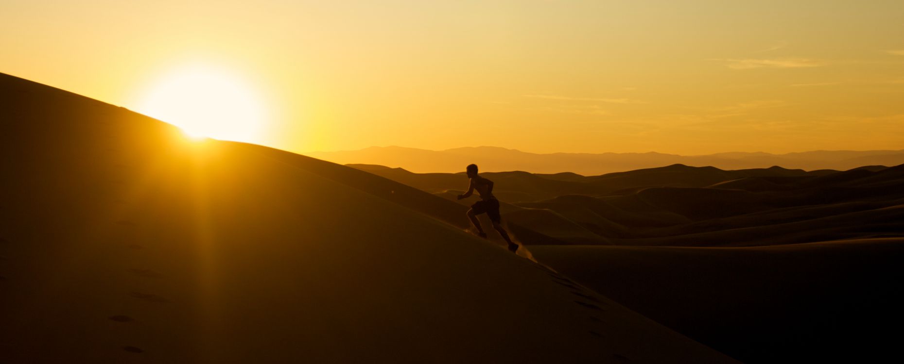 Homme en Veste Noire Marchant Sur le Sable Pendant la Journée. Wallpaper in 2790x1125 Resolution