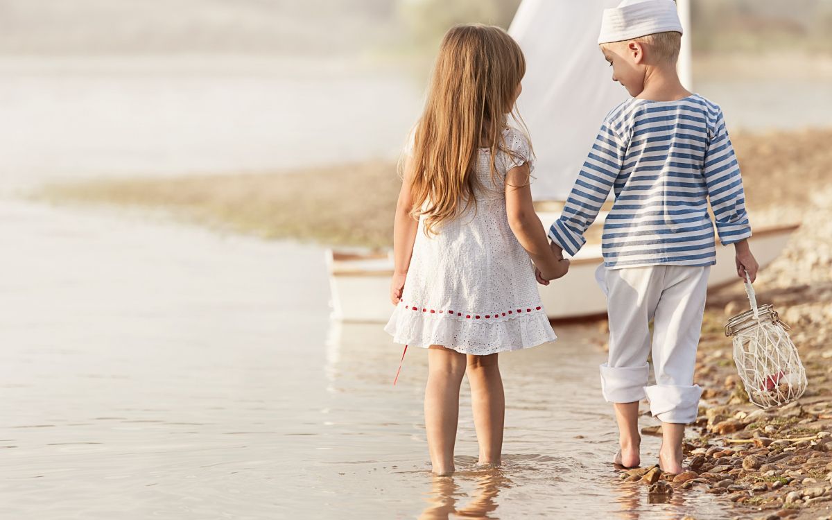 La Potenza Dellamore, holding hands, child, fun, vacation