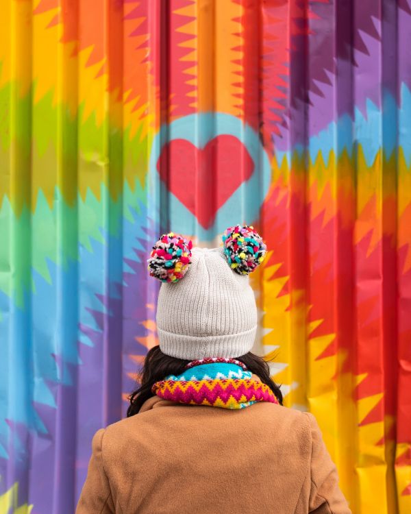 Persona Vestida Con Gorro de Lana Blanco y Chaqueta Marrón. Wallpaper in 2936x3670 Resolution